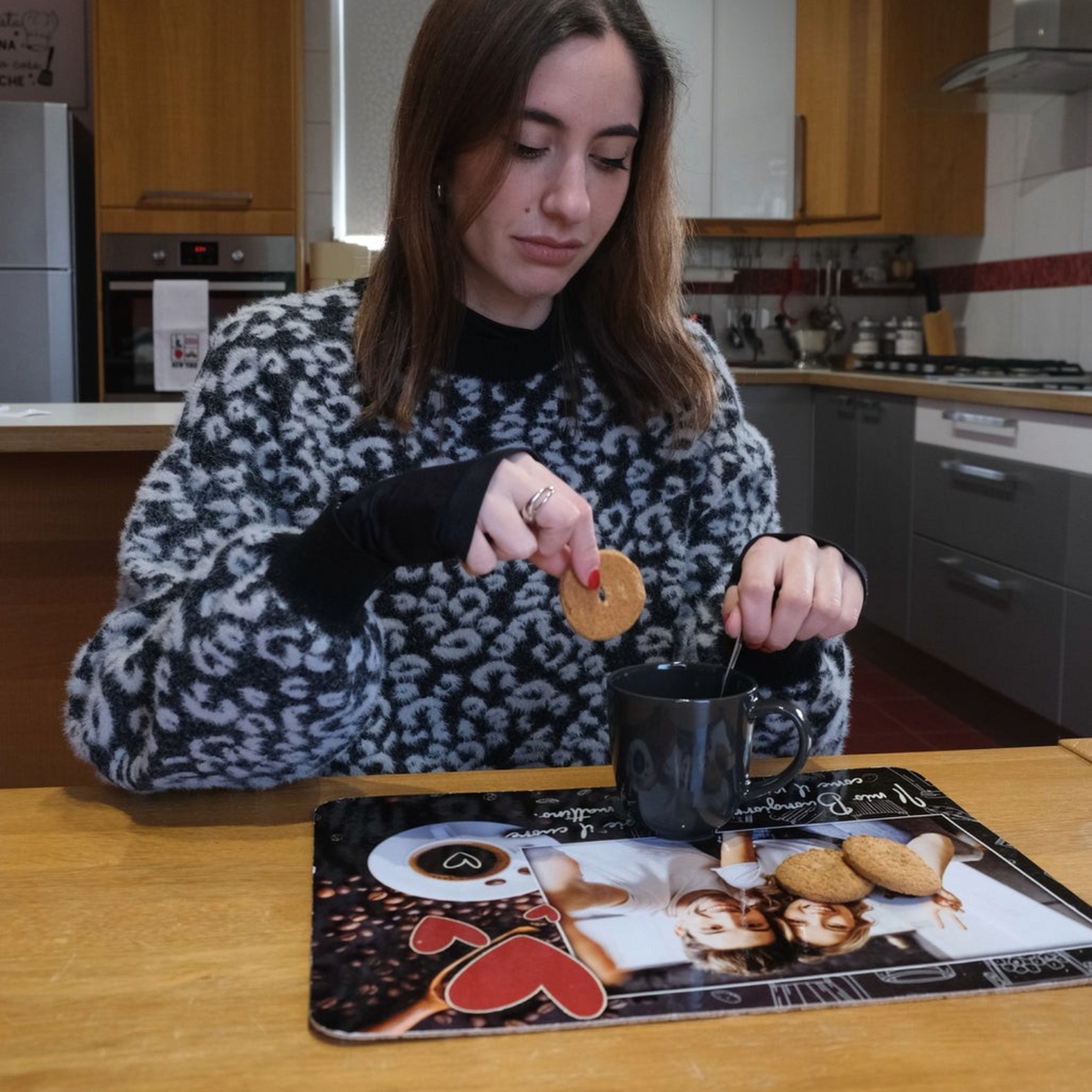 Donna che fa colazione su una tovaglietta in cotone personalizzata FotoGrafica con foto e grafica su misura