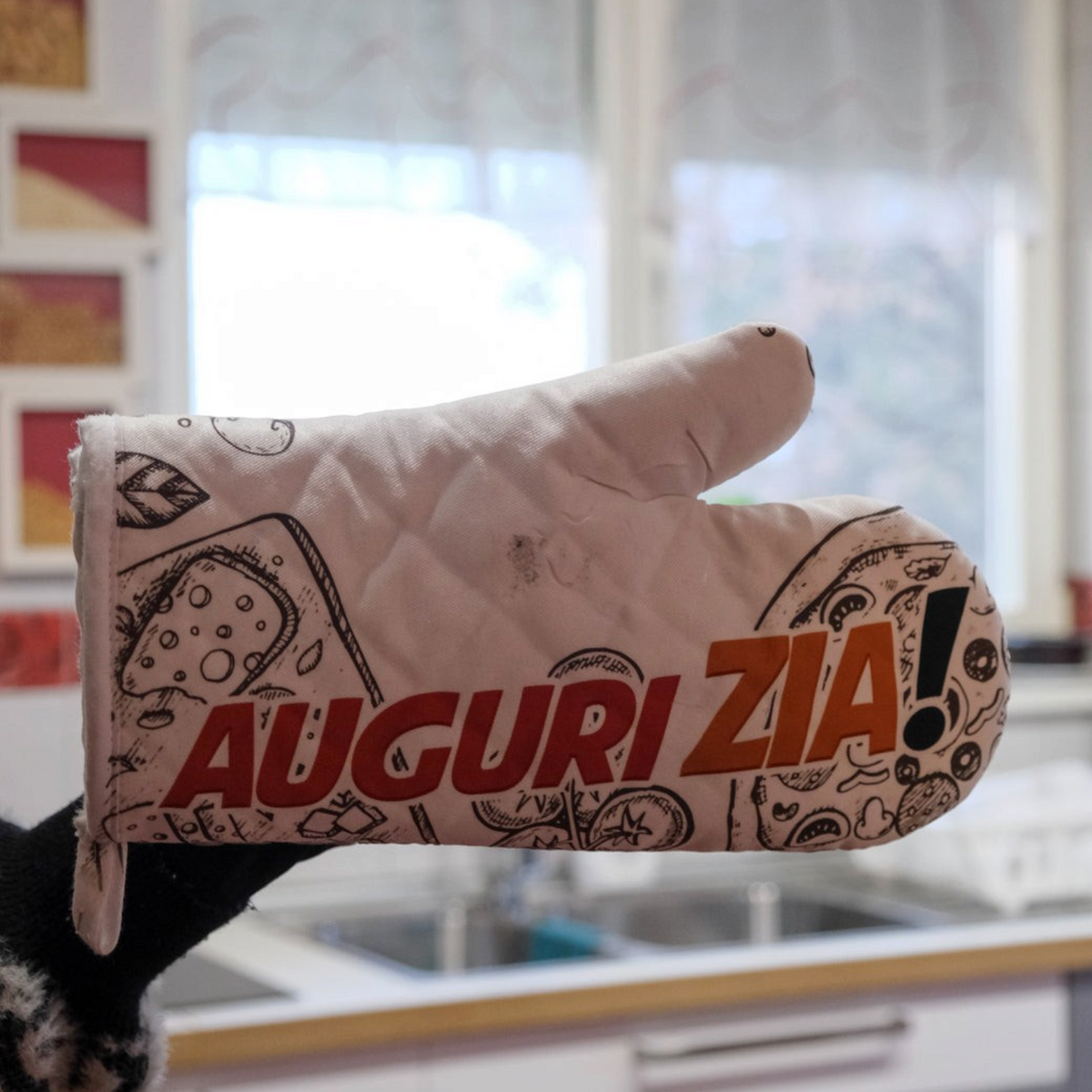 Guanto da forno personalizzabile FotoGrafica bianco con stampa grafica e scritta Auguri Zia in cucina