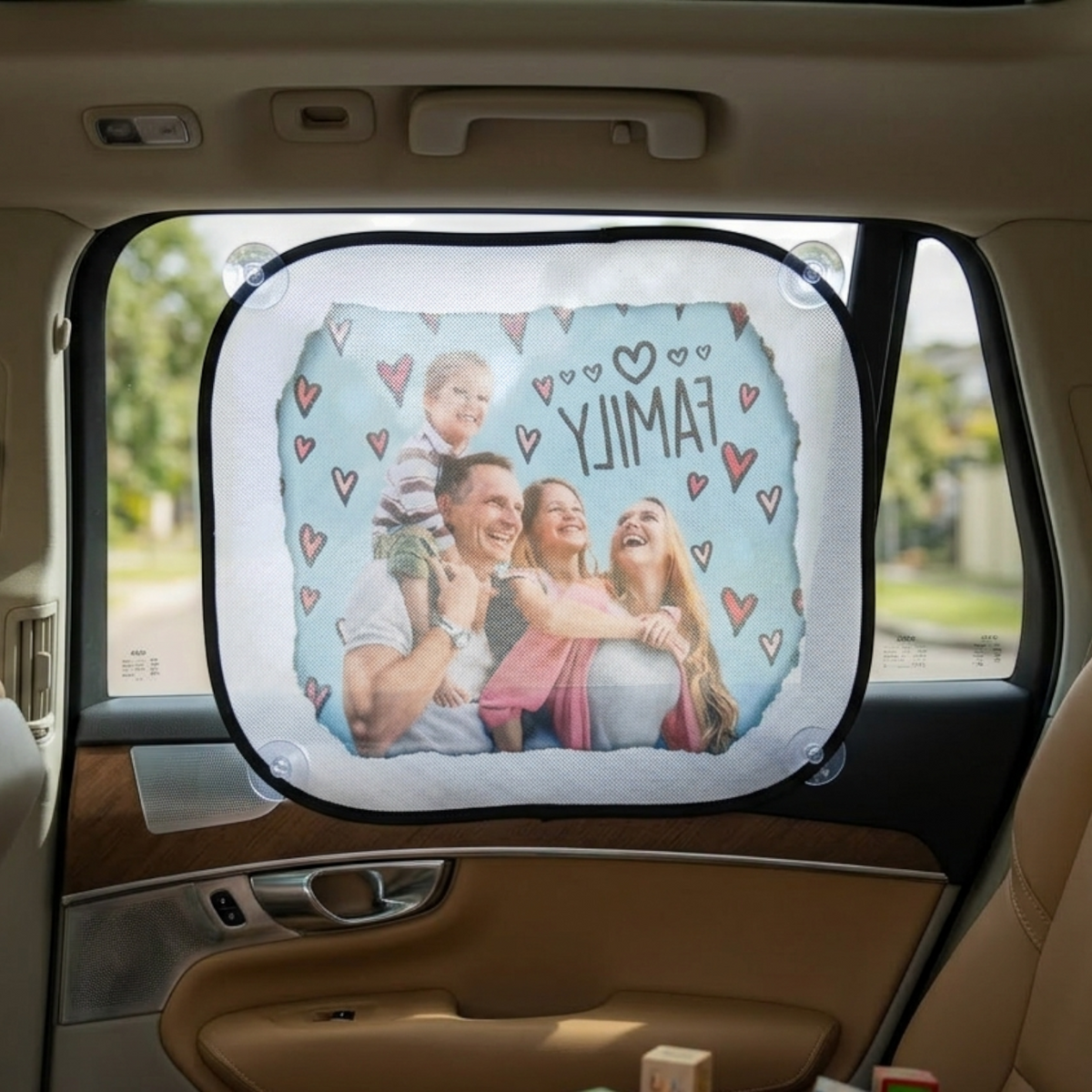Parasole auto personalizzato FotoGrafica con foto di famiglia e cuori rossi, fissato al finestrino con ventose