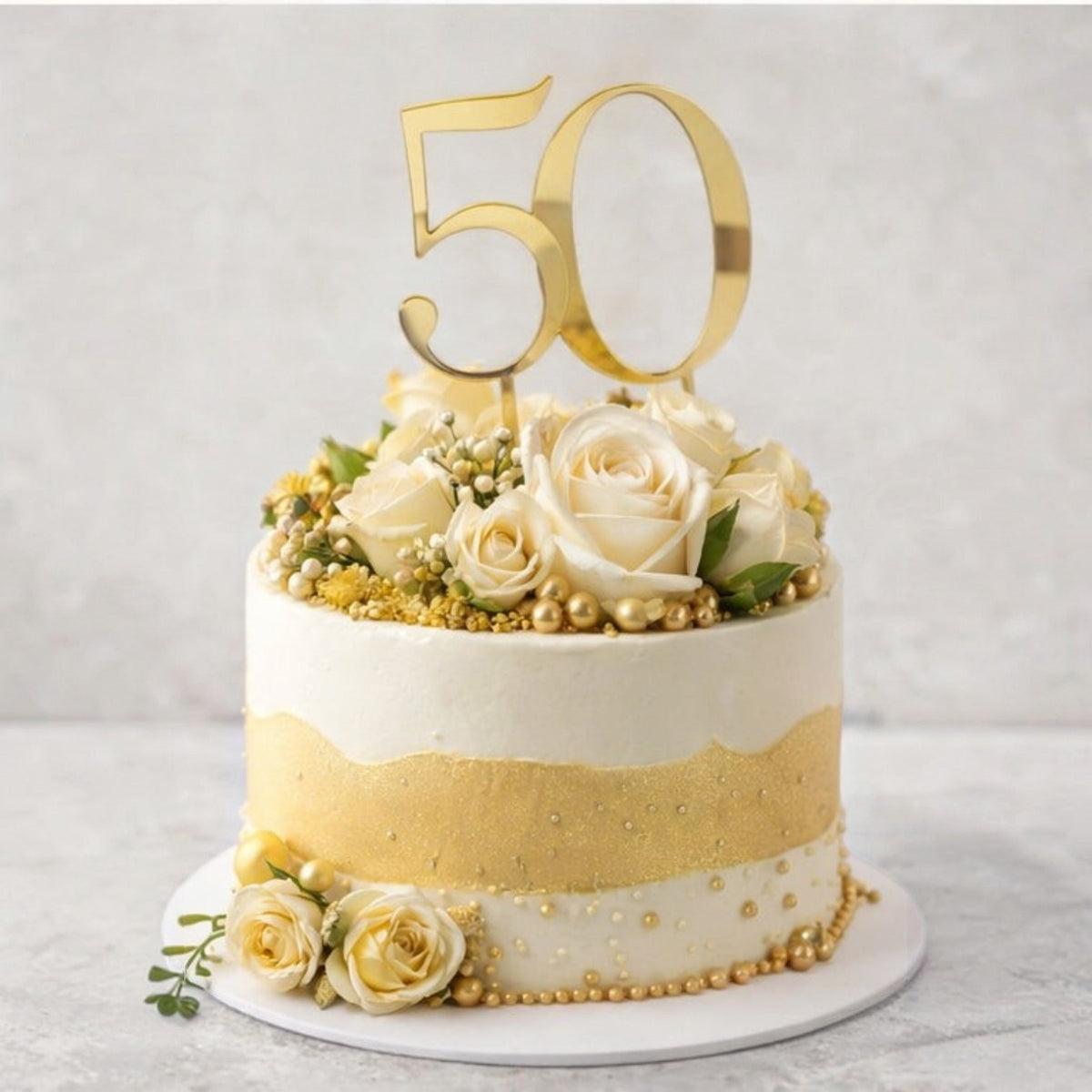 Cake topper personalizzato FotoGrafica numero 50 color oro su torta elegante decorata con rose bianche e perle