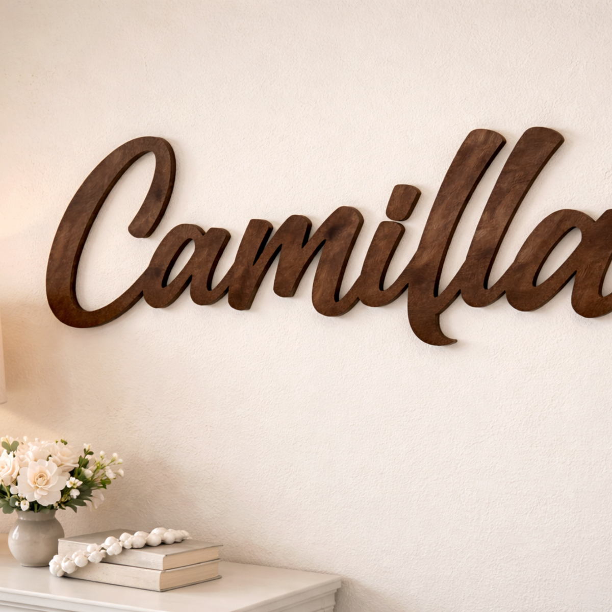 Scritta personalizzata in legno scuro FotoGrafica applicata su parete bianca per decorazione d'interni elegante