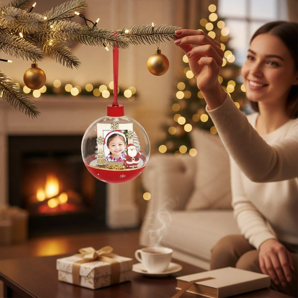 Pallina natalizia portafoto FotoGrafica in legno con scena di Babbo Natale e spazio per foto su albero di Natale