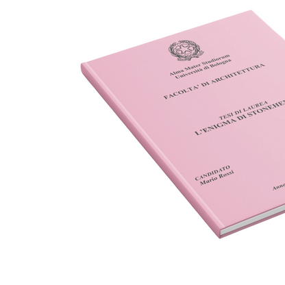 Tesi di laurea rilegata con copertina rosa personalizzata dal servizio FotoGrafica su sfondo coordinato