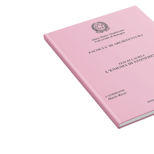 Tesi di laurea rilegata con copertina rosa personalizzata dal servizio FotoGrafica su sfondo coordinato