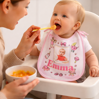 Bavaglino personalizzato FotoGrafica con foto e nome Emma, bordo rosa e disegni infantili, indossato da una neonata