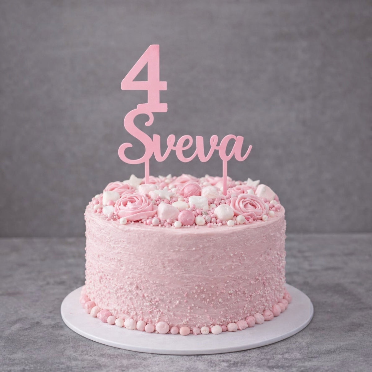 Cake topper personalizzato FotoGrafica rosa con numero 4 e nome Sveva su torta decorata per compleanno