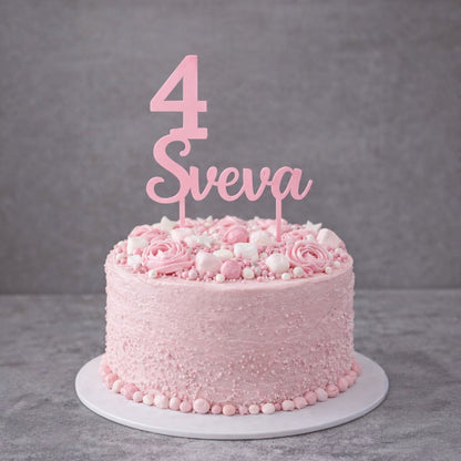 Cake topper personalizzato FotoGrafica rosa con numero 4 e nome Sveva su torta decorata per compleanno