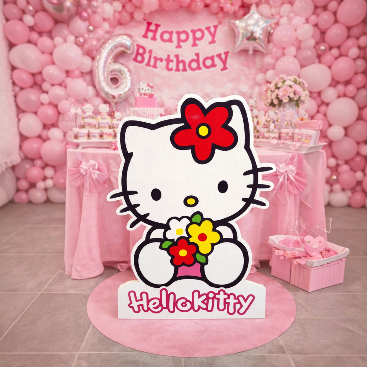 Cartonato sagomato FotoGrafica di Hello Kitty con fiori, ideale per decorazioni di feste di compleanno a tema rosa.