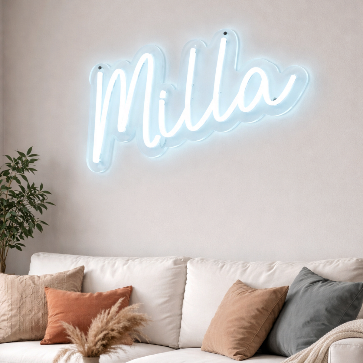 Insegna LED personalizzata FotoGrafica con nome Milla in luce bianca fredda montata su parete di un soggiorno moderno