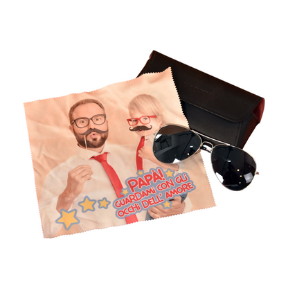 Panno pulisci occhiali personalizzato FotoGrafica con foto di papà e figlio, ideale per lenti e schermi.