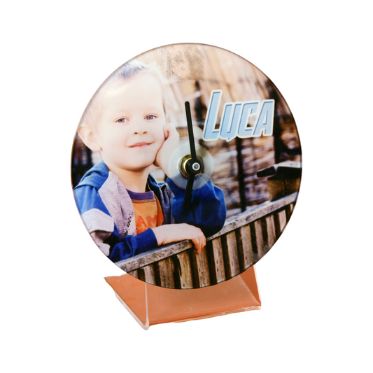 Orologio da tavolo FotoGrafica rotondo in plexiglass personalizzato con foto di un bambino su sfondo arancione