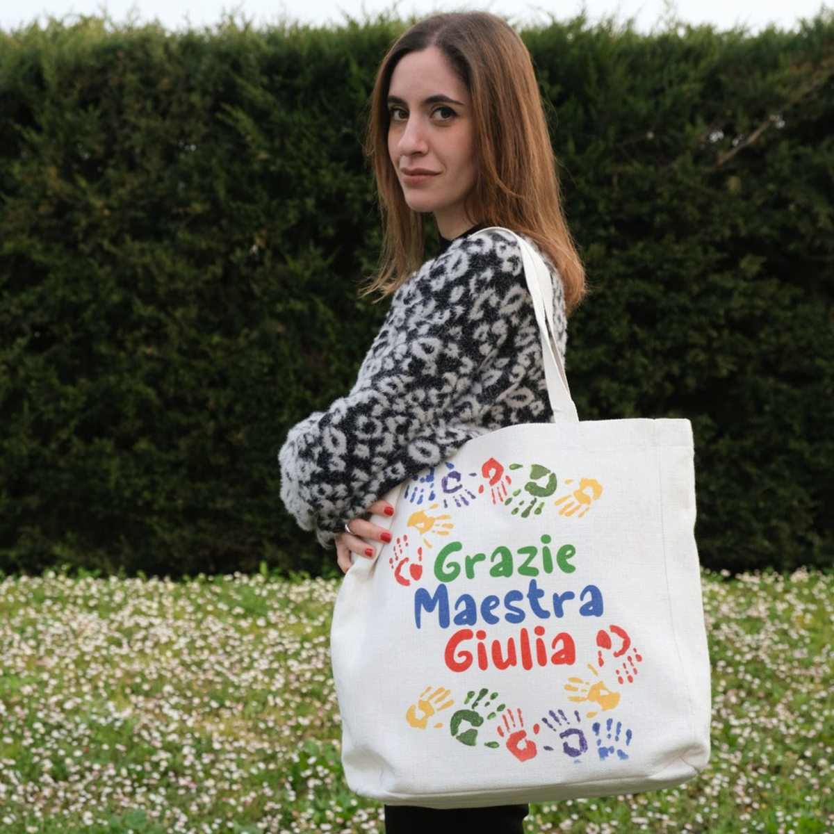 Donna che indossa una shopper in tela personalizzata FotoGrafica con stampa colorata di impronte e scritta dedicata