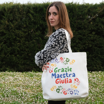 Donna che indossa una shopper in tela personalizzata FotoGrafica con stampa colorata di impronte e scritta dedicata
