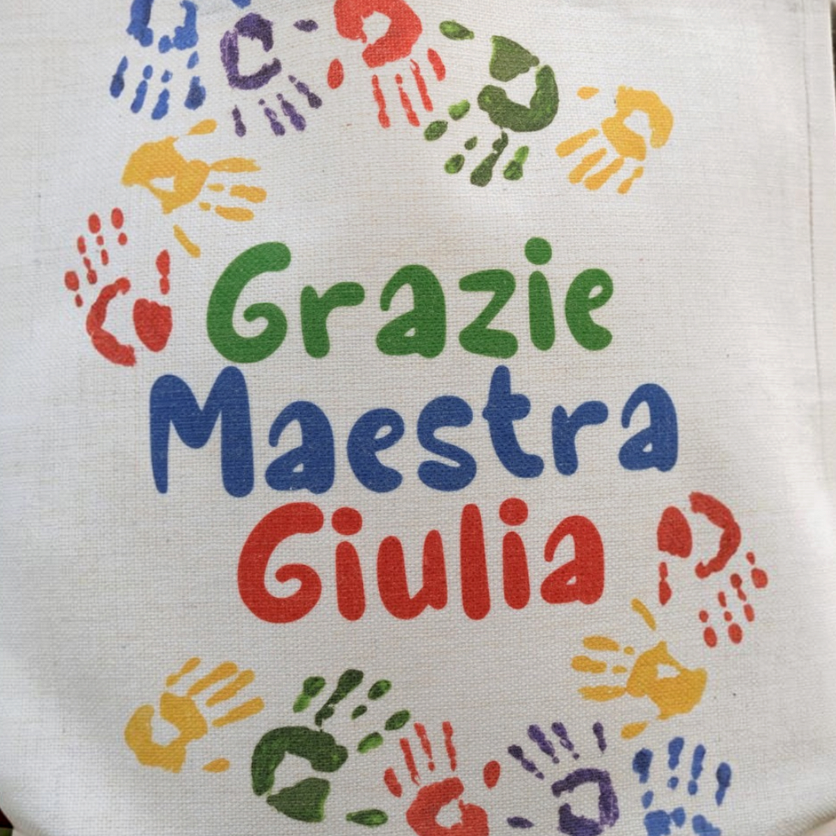 Shopper personalizzabile FotoGrafica in tela color crema con stampa colorata di impronte di mani e scritta di ringraziamento