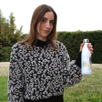 Donna che tiene in mano una borraccia FotoGrafica bianca personalizzata con grafica familiare in un parco