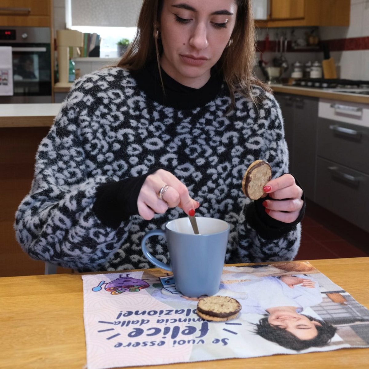 Donna che fa colazione su una tovaglietta in cotone personalizzata FotoGrafica con foto e scritta su tavolo in legno