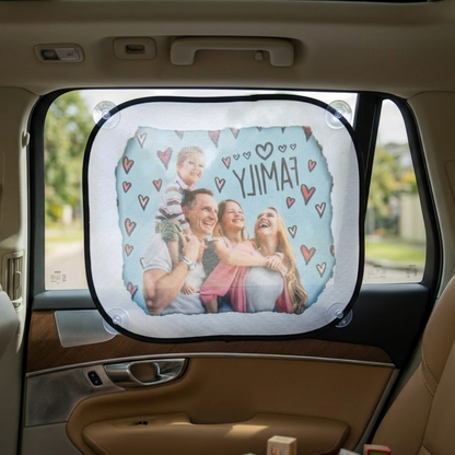 Parasole auto personalizzato FotoGrafica con foto di famiglia e cuori rossi, fissato al finestrino con ventose