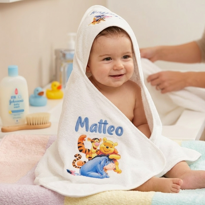 Accappatoio per neonato FotoGrafica bianco in spugna con cappuccio, personalizzato con nome e stampa di Winnie the Pooh