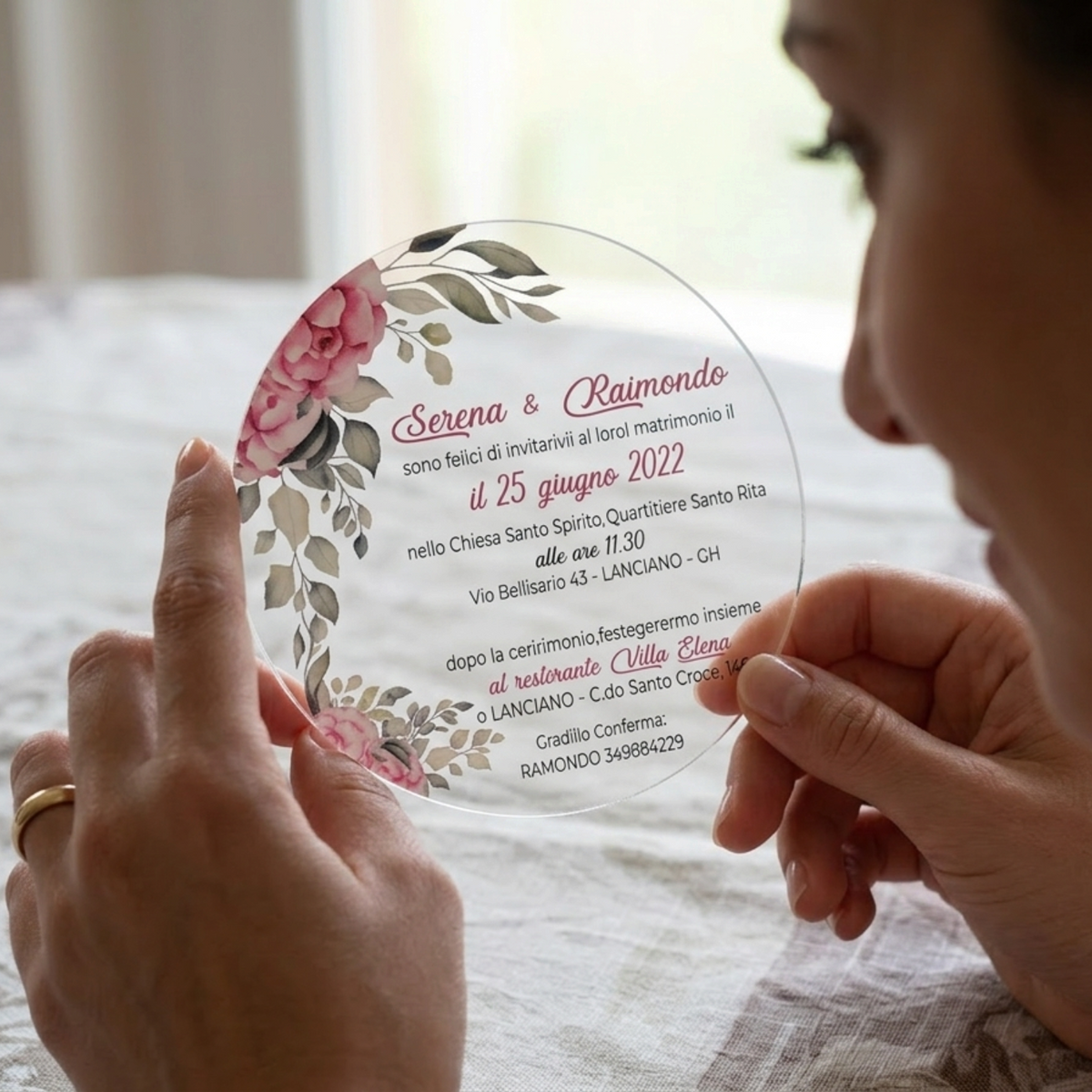 Partecipazione di nozze FotoGrafica circolare in plexiglass trasparente con decorazioni floreali rosa e foglie
