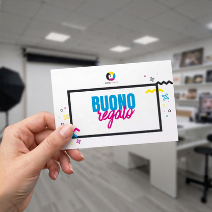Mano che tiene un buono regalo digitale FotoGrafica con grafica colorata su sfondo di studio fotografico