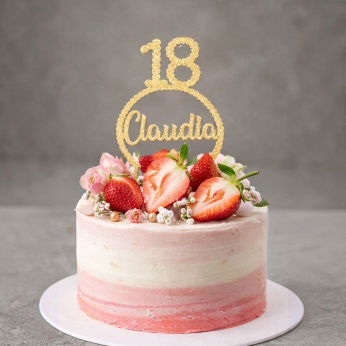 Cake topper personalizzato FotoGrafica color oro glitter con numero 18 e nome Claudia su torta decorata con fragole