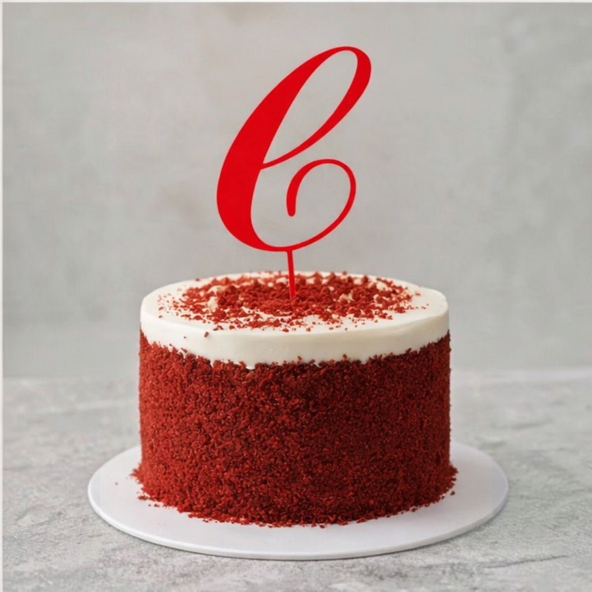 Cake topper personalizzato FotoGrafica con lettera C rossa su torta red velvet per compleanni e cerimonie