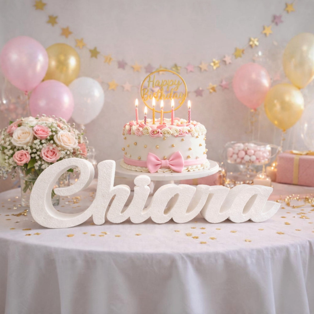 Scritta personalizzata in polistirolo bianco FotoGrafica per decorazione tavolo compleanno con torta e palloncini