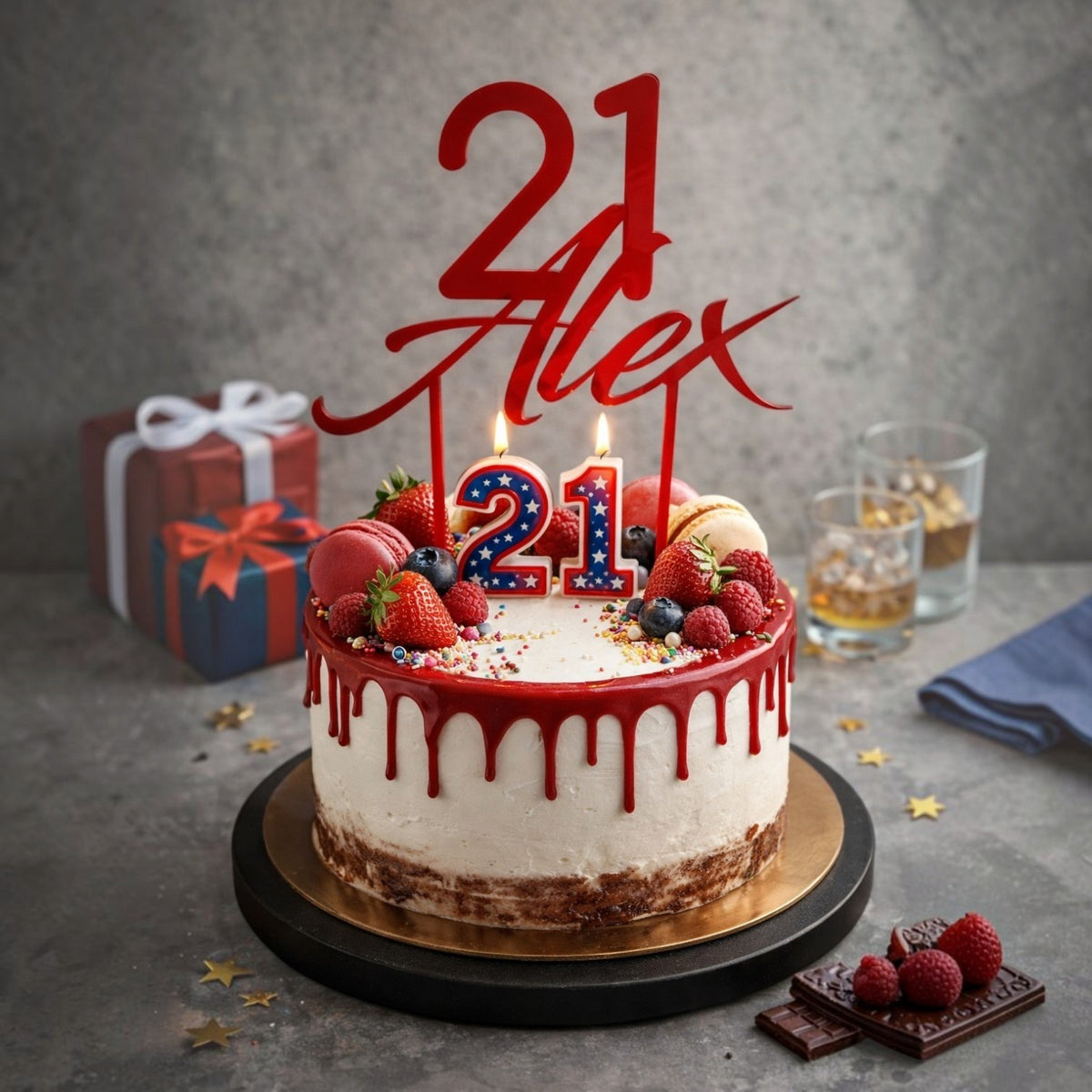 Cake topper personalizzato FotoGrafica rosso con numero 21 e nome Alex su torta decorata con frutti di bosco