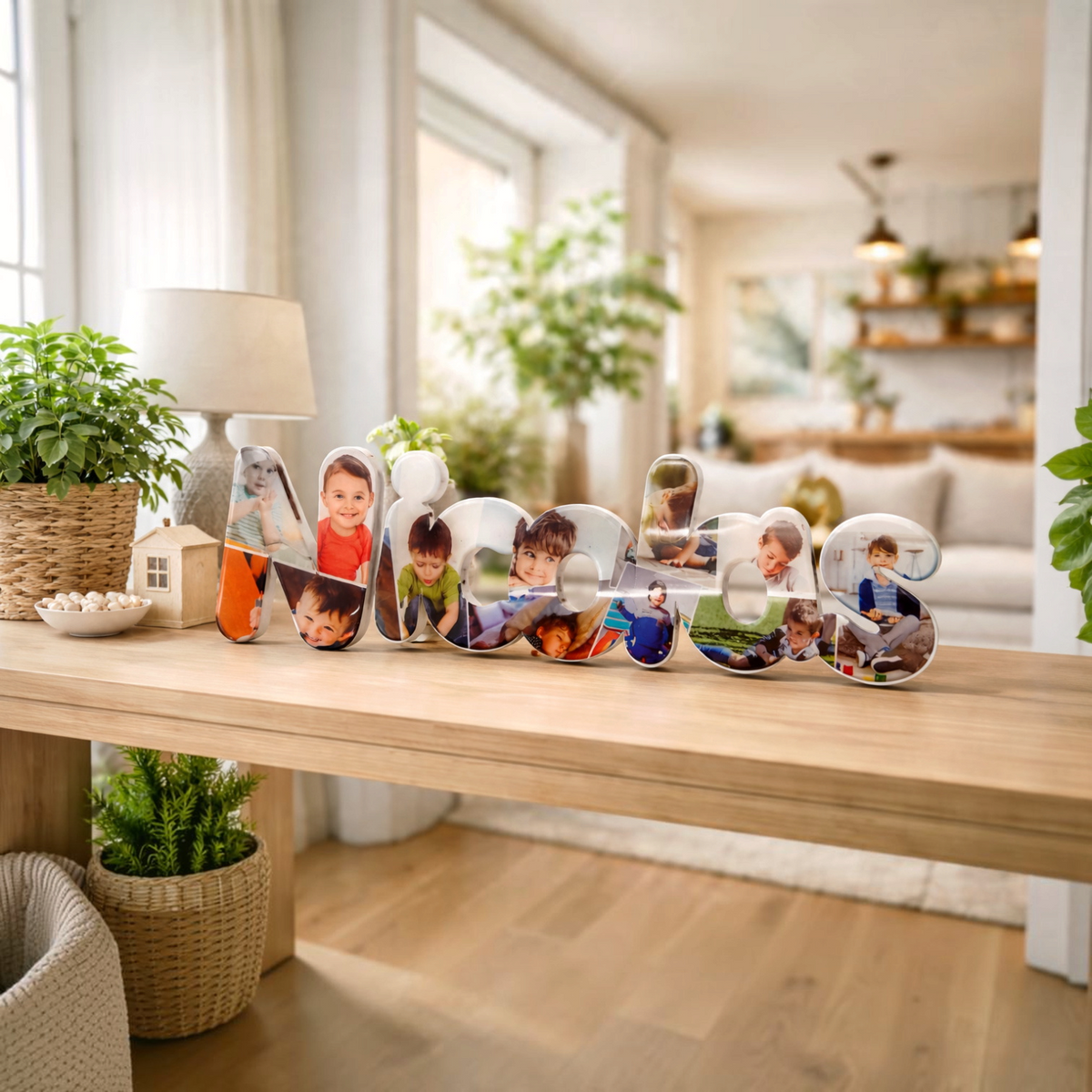 Scritta 3D personalizzata con foto di bambini FotoGrafica su tavolo in legno in un luminoso soggiorno