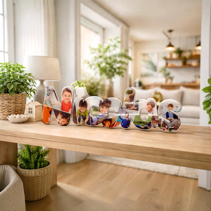Scritta 3D personalizzata con foto di bambini FotoGrafica su tavolo in legno in un luminoso soggiorno