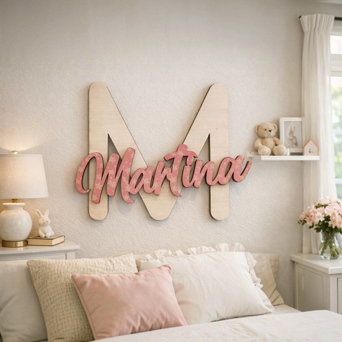 Scritta nome personalizzata FotoGrafica in legno con lettera M grande e decorazione rosa a stelline per cameretta