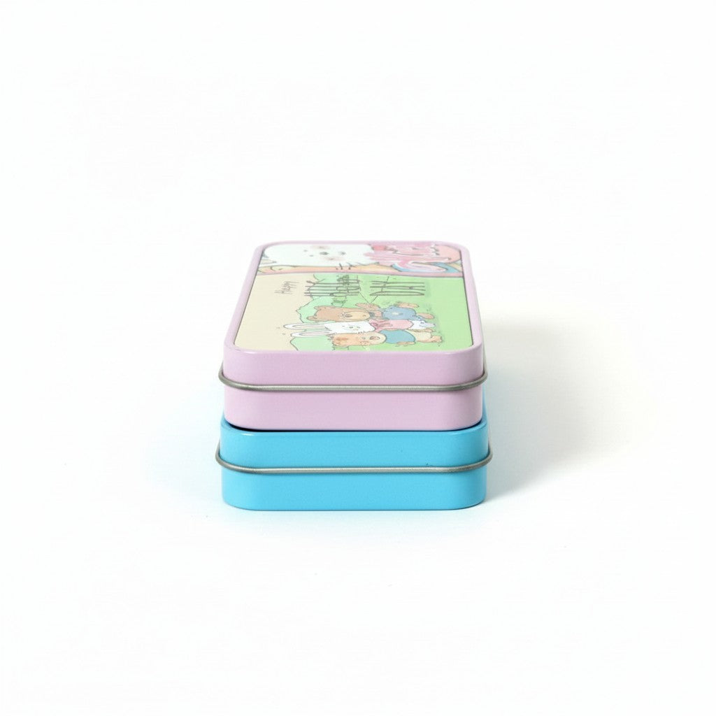 Astuccio rigido in metallo FotoGrafica personalizzabile con stampa colorata, impilato su sfondo bianco.