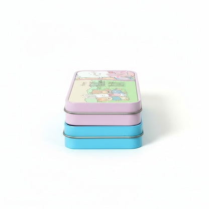 Astuccio rigido in metallo FotoGrafica personalizzabile con stampa colorata, impilato su sfondo bianco.