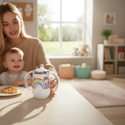Bicchiere FotoGrafica per bambini con manici ergonomici, beccuccio anti-goccia e decorazione unicorno su tavolo