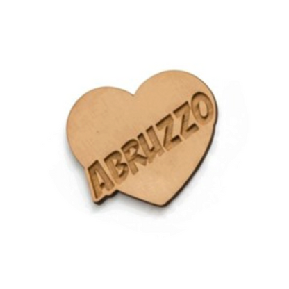 Calamita a forma di cuore in legno personalizzata con la scritta Abruzzo, prodotta da FotoGrafica
