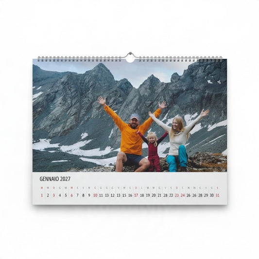 Calendario 12 mesi FotoGrafica con foto di una famiglia felice in montagna su sfondo bianco