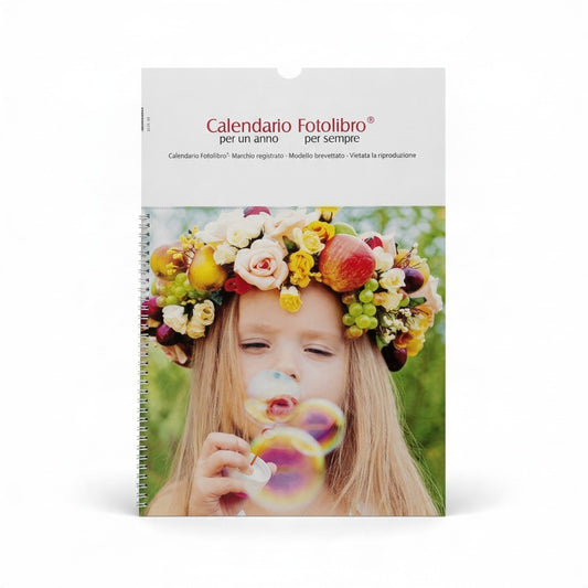 Calendario Fotolibro FotoGrafica con rilegatura a spirale e foto di una bambina con corona di fiori e bolle di sapone
