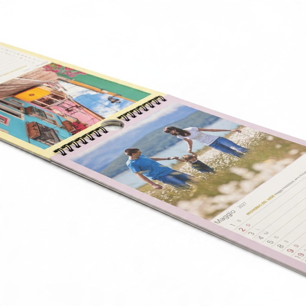 Calendario Planner FotoGrafica personalizzato con rilegatura a spirale e foto di famiglia su sfondo bianco