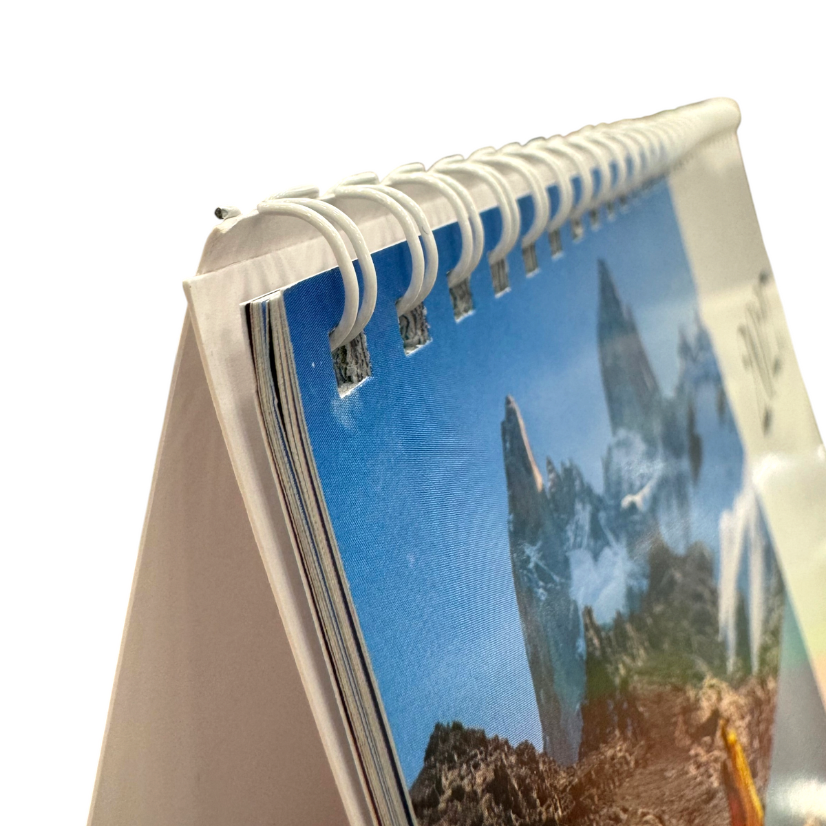 Calendario da tavolo orizzontale 12 mesi FotoGrafica con rilegatura a spirale bianca su sfondo di negozio