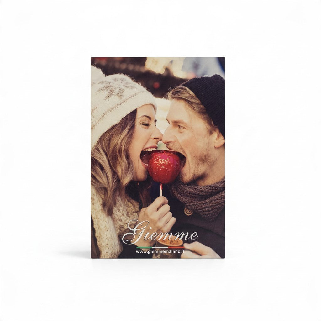 Composizione fotografica creativa FotoGrafica con collage artistico personalizzato di una coppia che mangia una mela