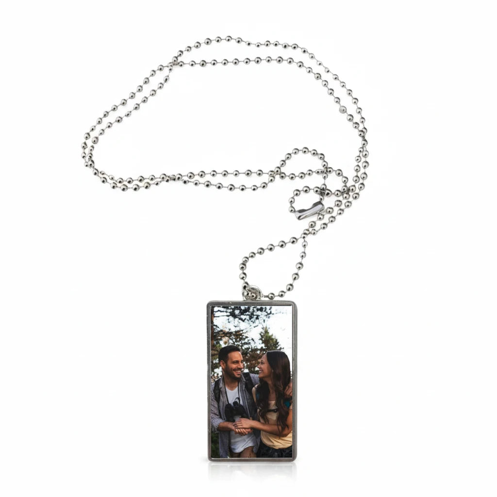 Collana FotoGrafica con medaglietta rettangolare personalizzata con foto di coppia e catenina a pallini in metallo