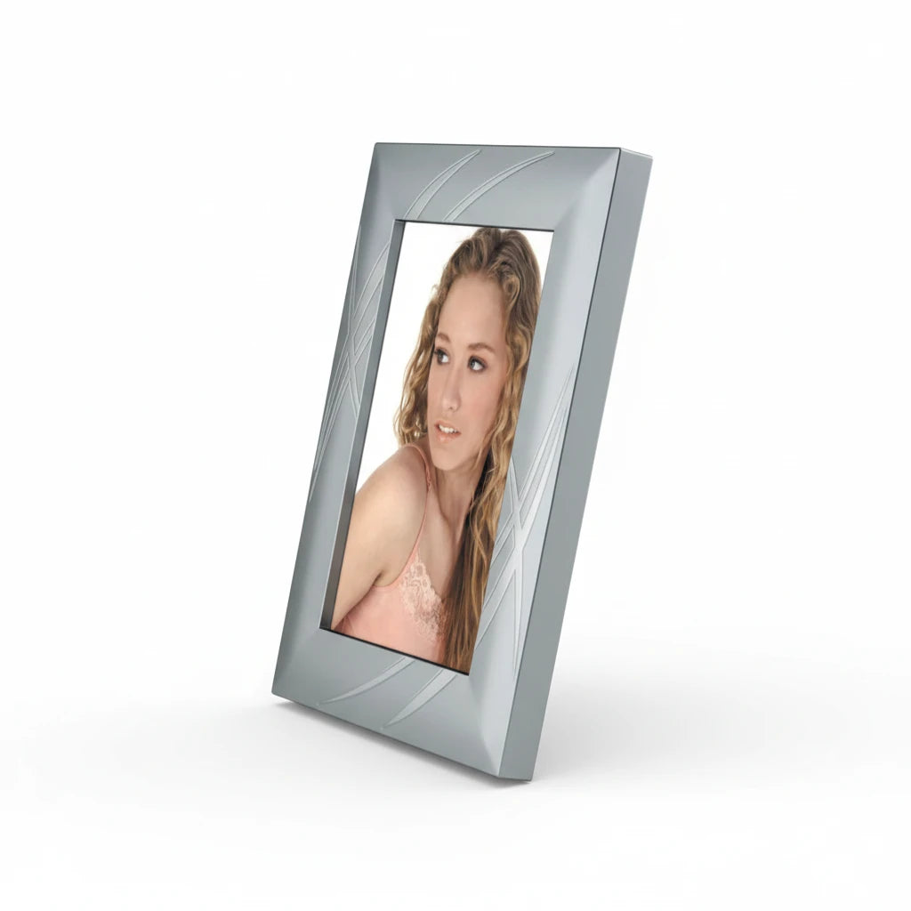 Portafoto da tavolo FotoGrafica in metallo color argento con finitura lucida e design minimalista ed elegante
