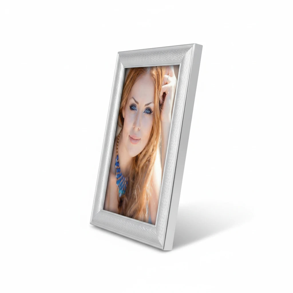 Portafoto da tavolo FotoGrafica in argento con finitura lucida e design minimalista, vista angolare