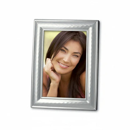 Portafoto da tavolo FotoGrafica in argento con finitura lucida martellata e design minimalista ed elegante