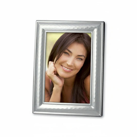 Portafoto da tavolo FotoGrafica in argento con finitura lucida martellata e design minimalista ed elegante