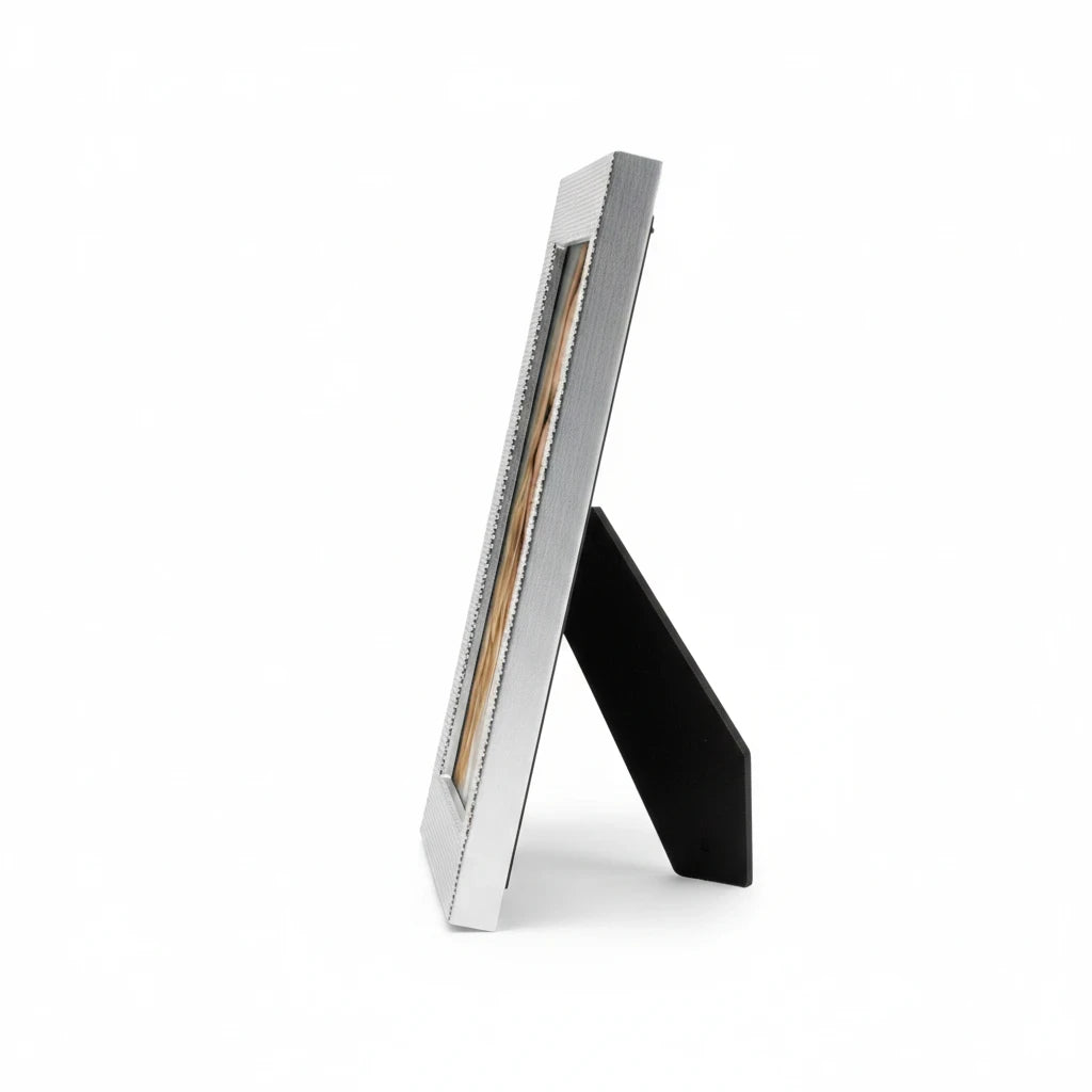 Portafoto da tavolo FotoGrafica color argento con finitura lucida e design minimalista visto di profilo