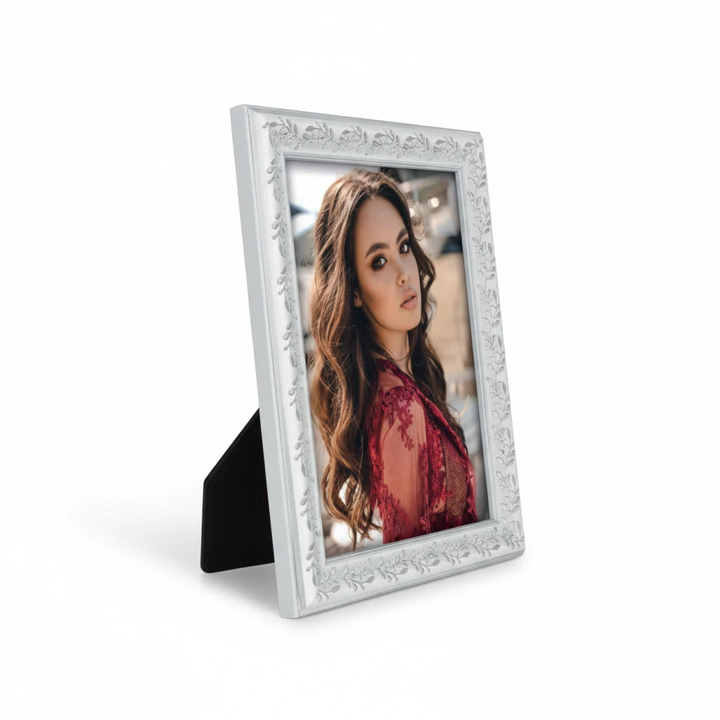 Portafoto da tavolo FotoGrafica color argento con cornice decorata a motivi floreali e finitura lucida