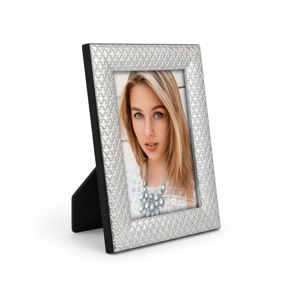 Portafoto da tavolo FotoGrafica color argento con finitura lucida e motivo geometrico elegante