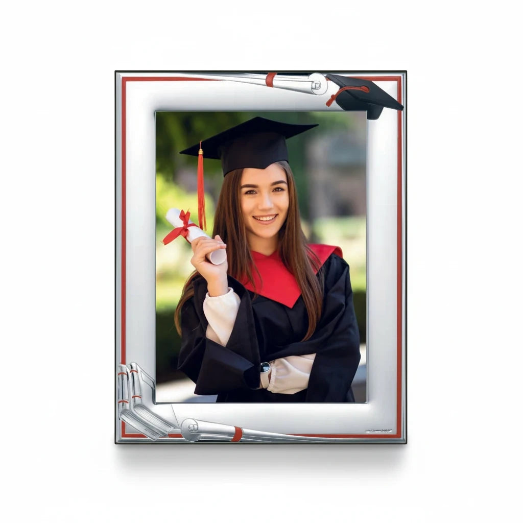 Cornice portafoto FotoGrafica in silver con decorazioni laurea, tocco e pergamena, ideale per regalo di laurea.