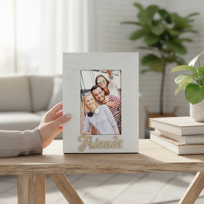 Cornice da tavolo FotoGrafica in legno bianco con scritta Friends e foto di gruppo, ideale per arredamento casa